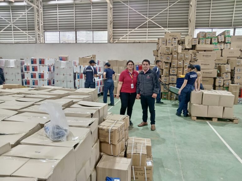 Alcalde de Florida, Rodrigo Montero, en centro de acopio || Municipalidad de Florida