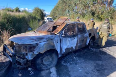 Vehículo de Carabineros quemado en atentado