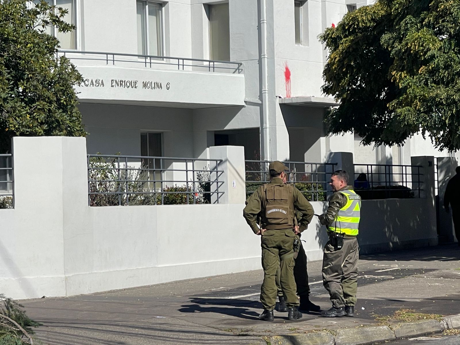 Carabineros en protesta fuera de la Universidad de Concepción
