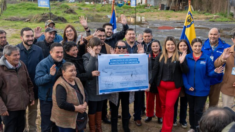 Autoridades cesión villa Juan Riquelme
