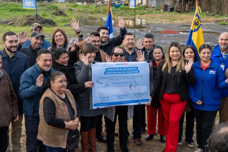 Autoridades cesión villa Juan Riquelme