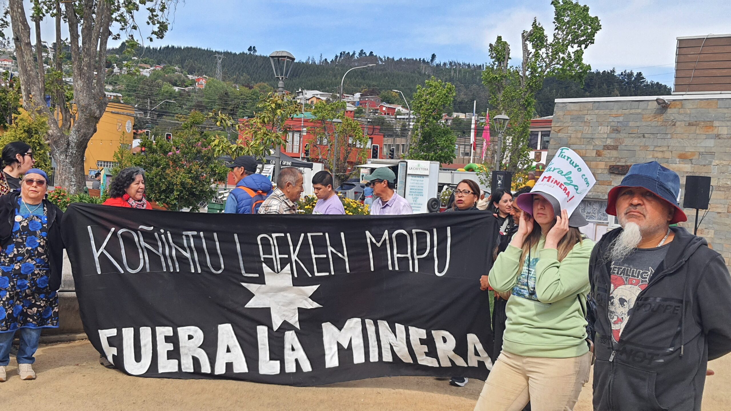 Cartel de protesta en Penco | Foto: Bastian Benismelis