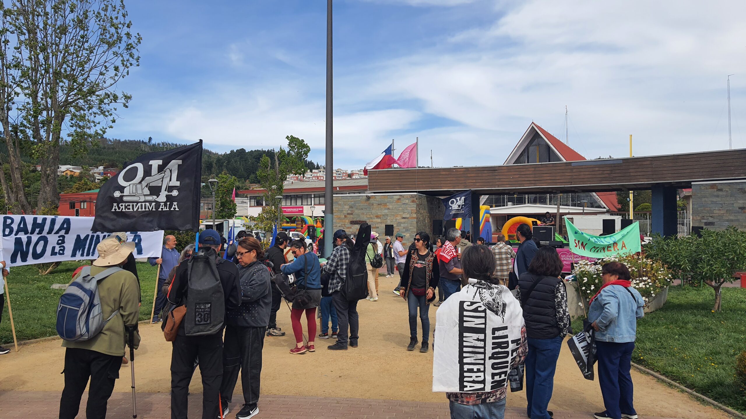 Reunión en la Plaza de Armas de Penco para la marcha | Foto: Bastian Benismelis