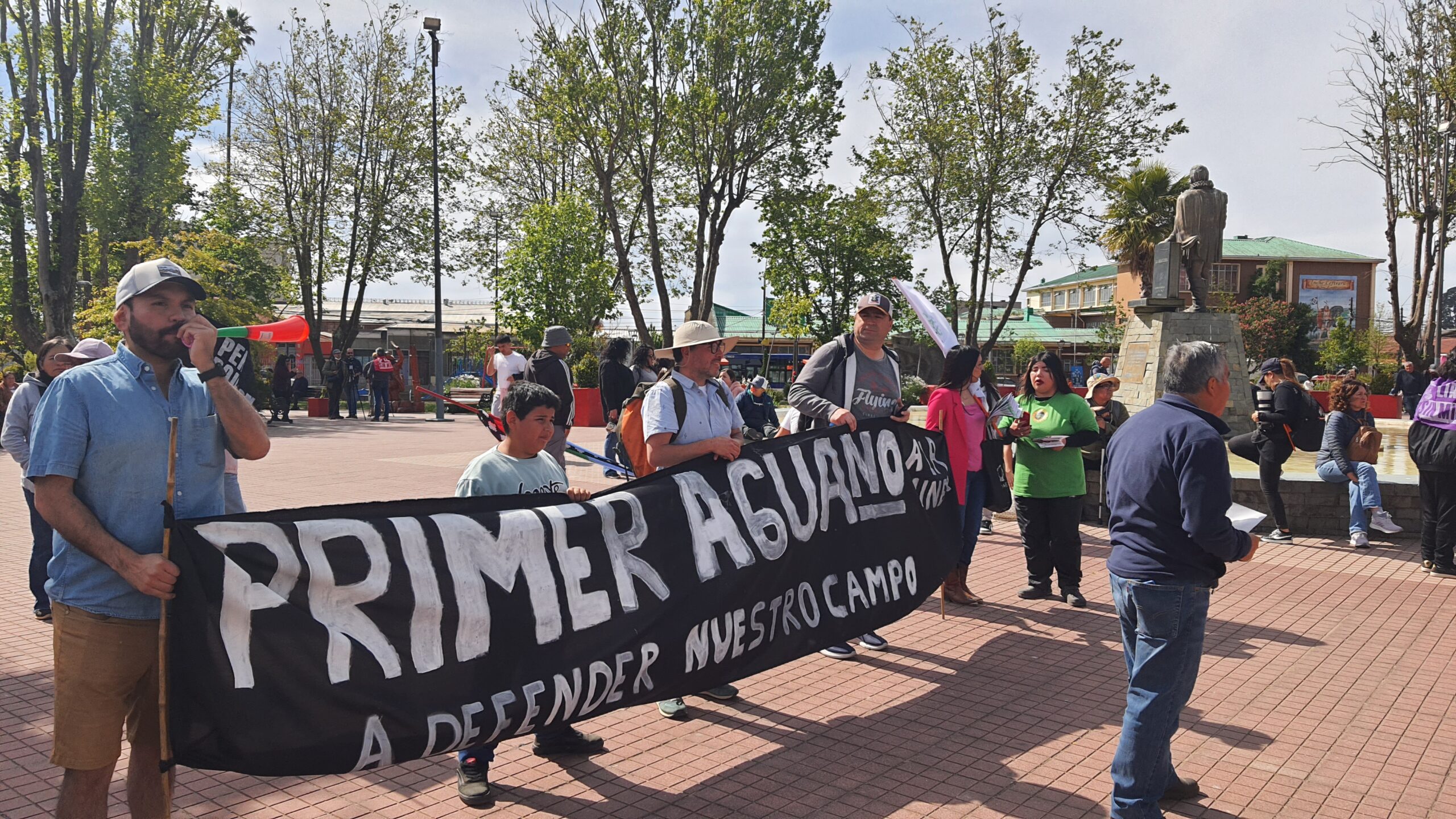 Juntas de vecinos en la Plaza de Armas pencona | Foto: Bastian Benismelis
