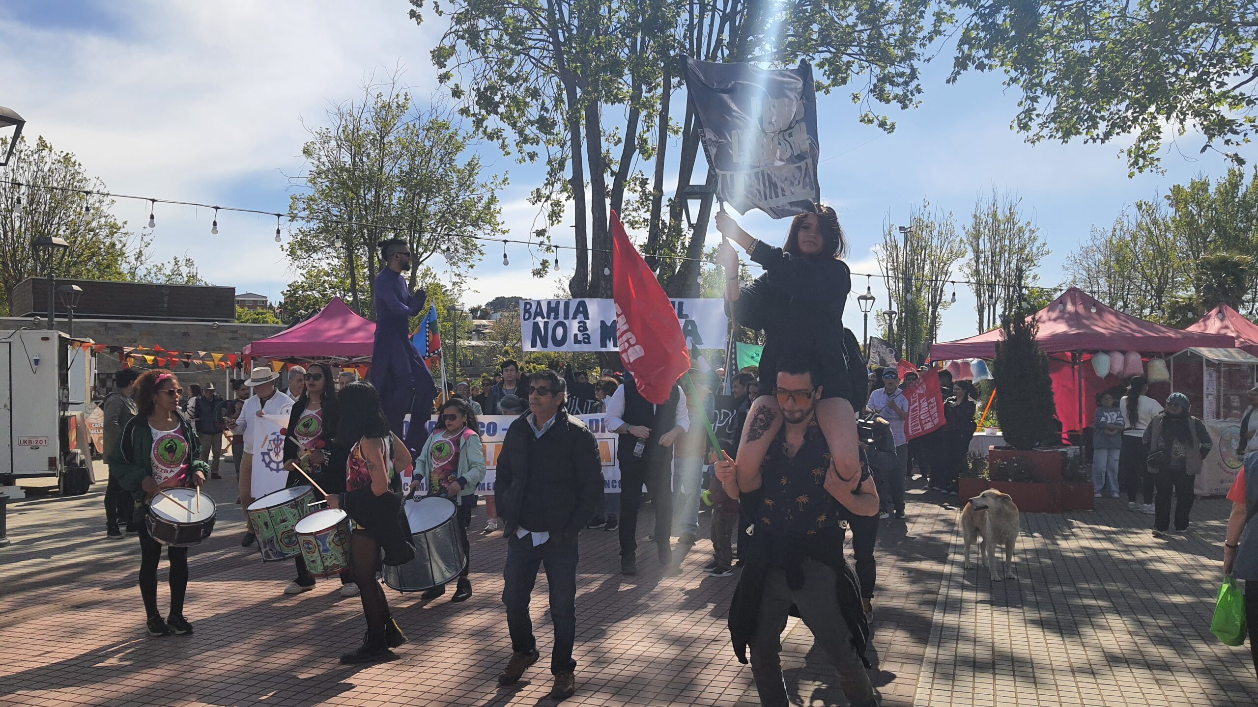 Vecinos protestando en la Plaza de Armas de Penco | Foto: Bastian Benismelis