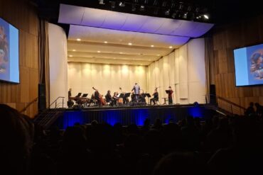 Presentación de "Perico trepa por Chile", con María Izquierdo y la orquesta | Foto: Sala de Prensa