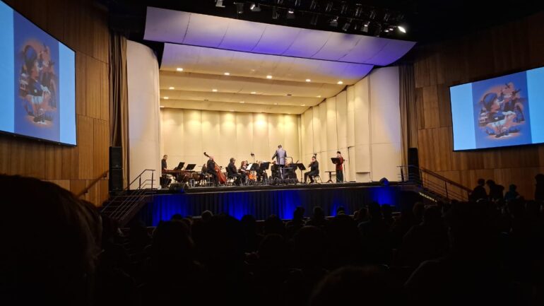 Presentación de "Perico trepa por Chile", con María Izquierdo y la orquesta | Foto: Sala de Prensa