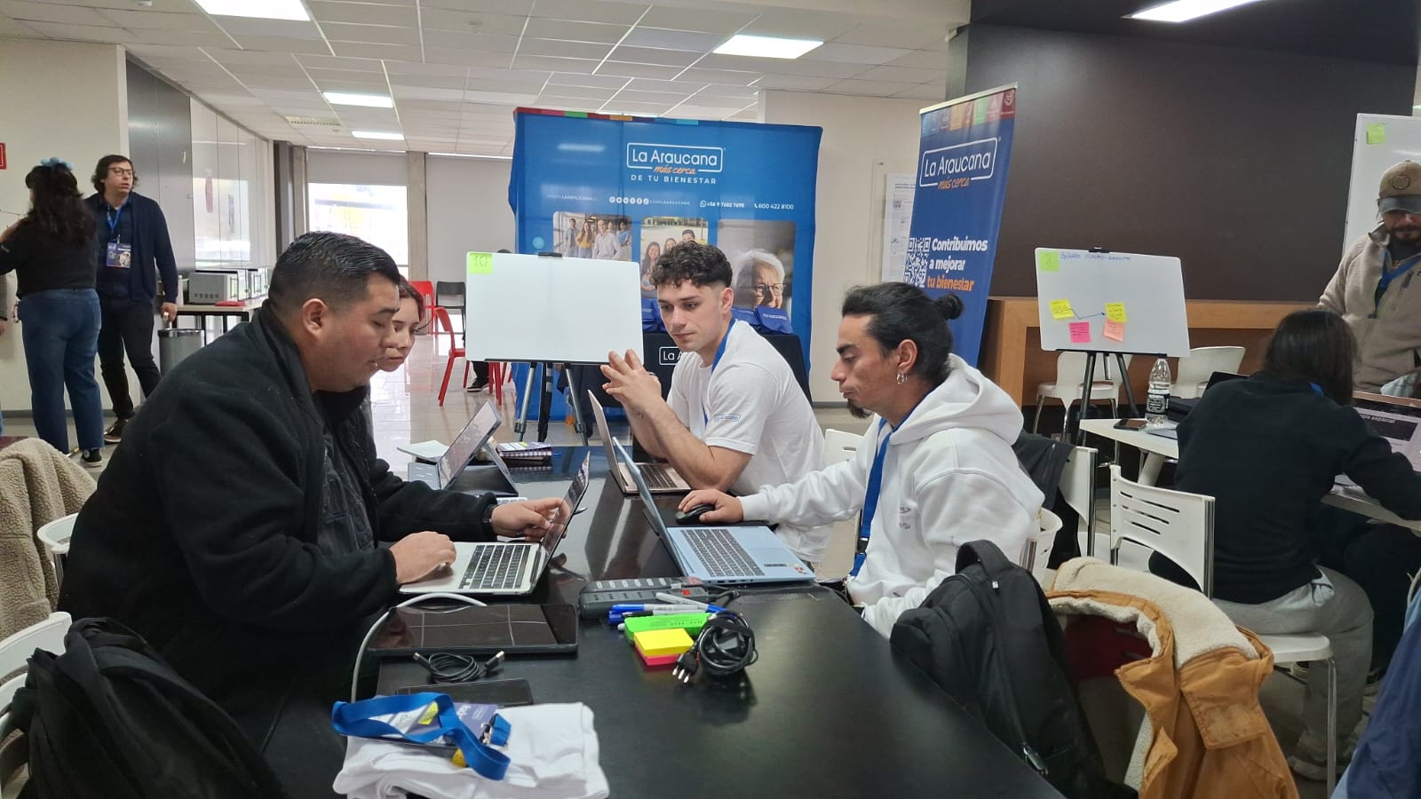Uno de los equipos de la hackatón | Foto: Caja La Araucana