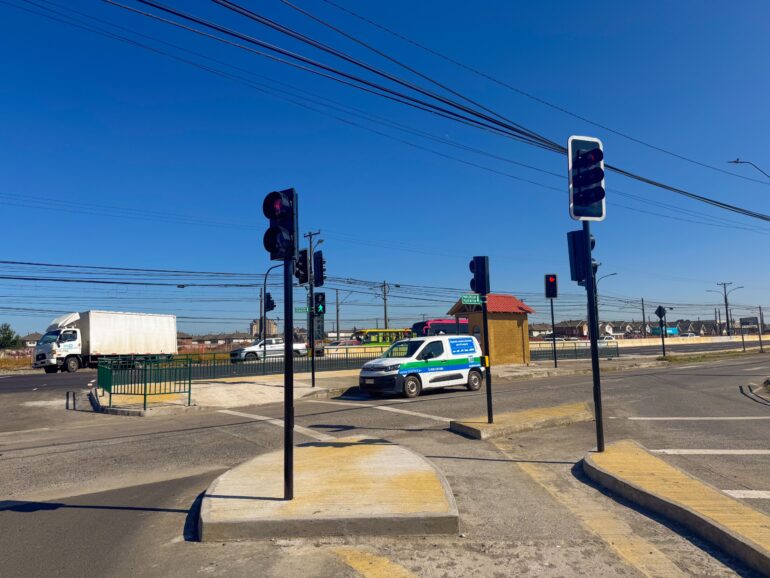 Semáforos Ruta 160 con María Luisa Bombal