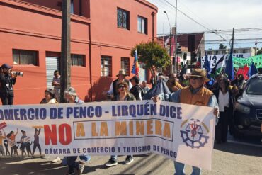 Marcha de vecinos de Penco en contra de la minera Aclara | Foto: Bastian Benismelis