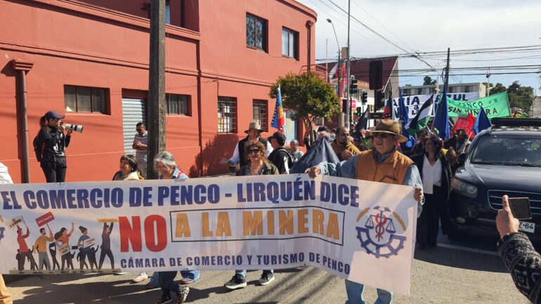 Marcha de vecinos de Penco en contra de la minera Aclara | Foto: Bastian Benismelis