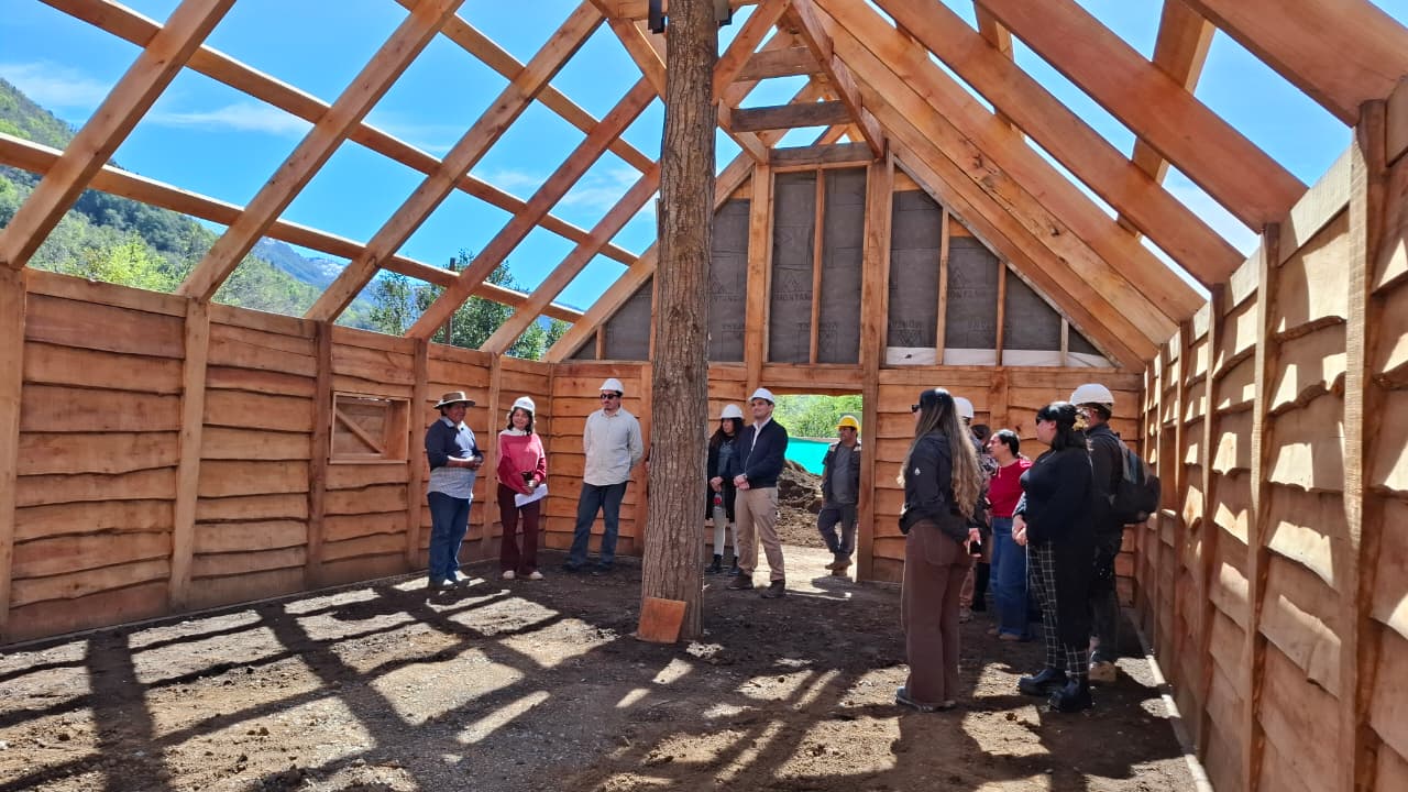 Construcción de la Ruka Comunitaria Kawellu Ko desde el interior | Foto: Minvu