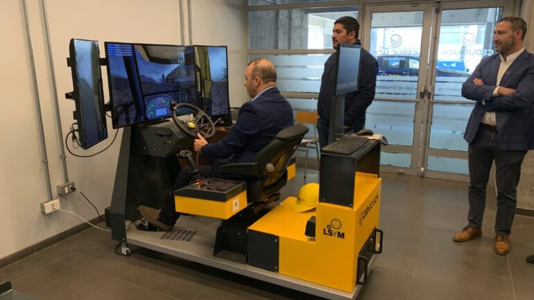 Felipe Fuentes, representante de Radio Oceanía, provando un simulador de realidad virtual