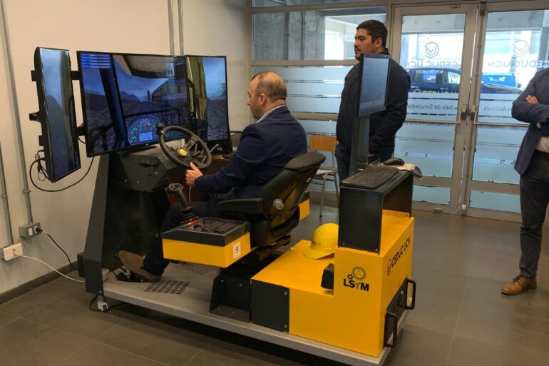 Felipe Fuentes, representante de Radio Oceanía, provando un simulador de realidad virtual