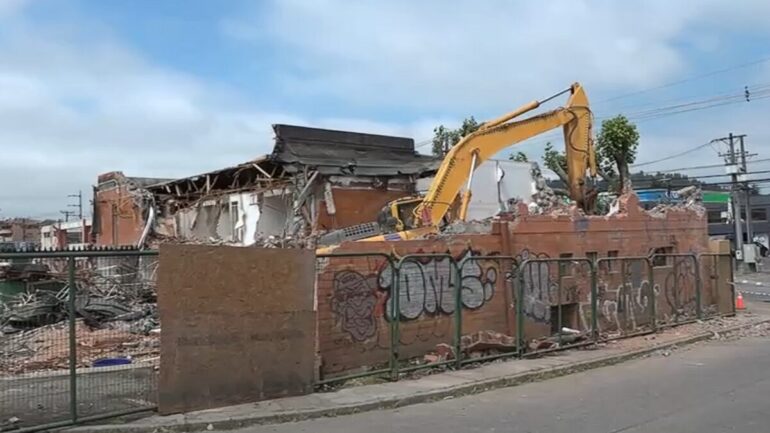 Demolición terminal de buses Camilo Henríquez