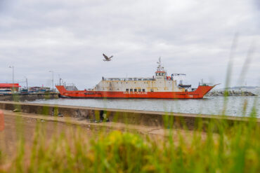 Transporte marítimo transbordador isla Santa María
