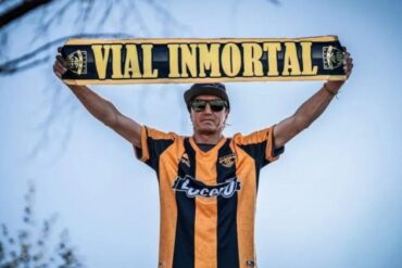 Fernández Vial hincha