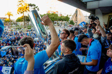 Plantel de Huachipato en la Municipalidad de Talcahuano con sus hinchas | Foto: Comunicaciones Huachipato