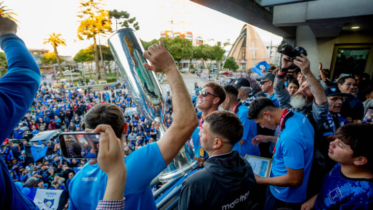 Plantel de Huachipato en la Municipalidad de Talcahuano con sus hinchas | Foto: Comunicaciones Huachipato