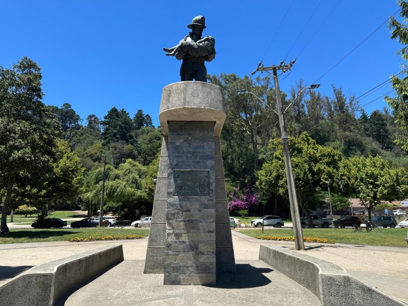 Estatua bomberos Parque Ecuador