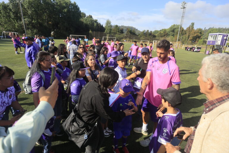 Deportes Concepción recibiendo a jóvenes hinchas por la "Navidad Lila" | Foto: Raphael Sierra, Sala de Prensa