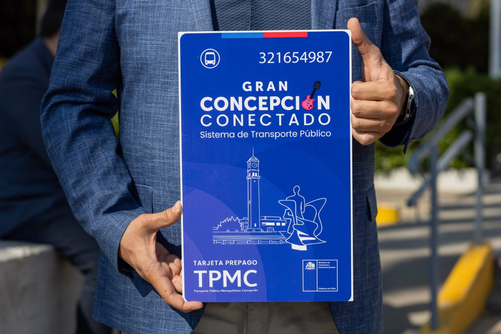 Tarjeta Transporte Público del Gran Concepción con el Campanil UdeC y la escultura de los fundadores