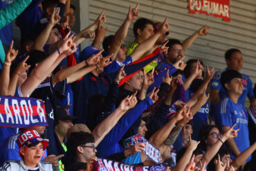 Hinchas de Universidad de Chile en el Estadio CAP de Talcahuano