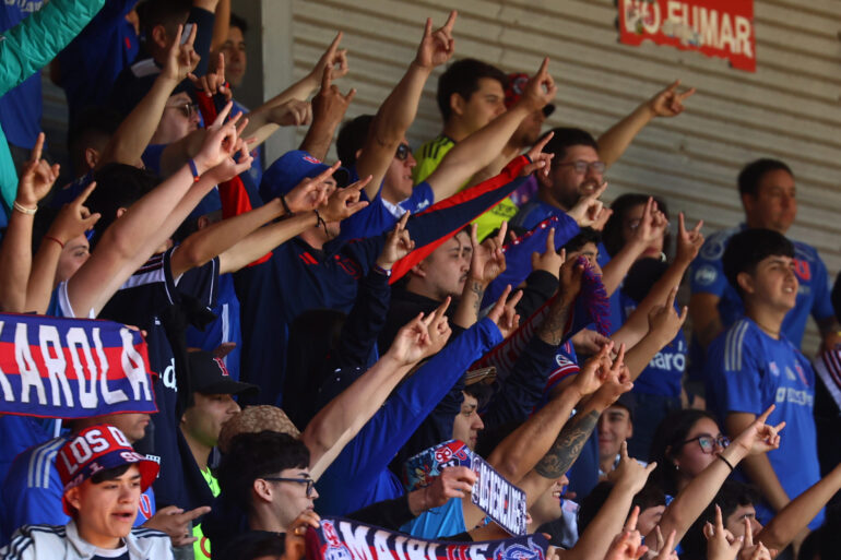 Hinchas de Universidad de Chile en el Estadio CAP de Talcahuano