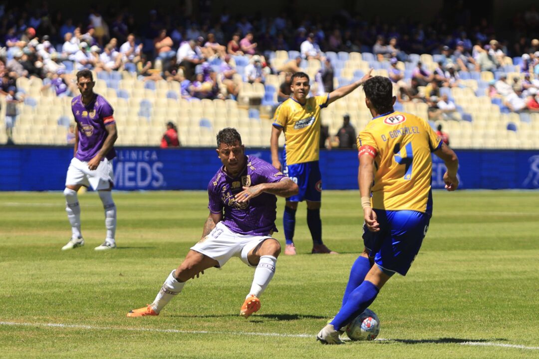 Osvaldo González frente a Leonardo Valencia - Foto Raphael Sierra - Sala de Prensa