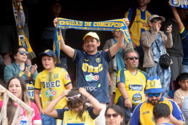 Hinchas de la Universidad de Concepción llegaron hasta el Estadio La Portada de La Serena | Foto: Cristian Silva / Agencia UNO