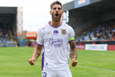 Joaquín Larrivey sigue acrecentando su leyenda en el fútbol chileno y hoy marcó un doblete para la igualdad entre Deportes Concepción y Huachipato | Foto: Daniel Pino / Agencia UNO