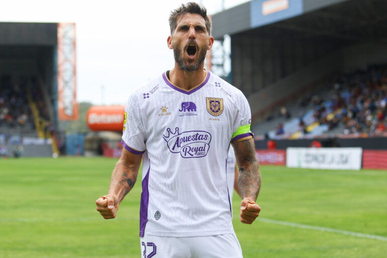 Joaquín Larrivey sigue acrecentando su leyenda en el fútbol chileno y hoy marcó un doblete para la igualdad entre Deportes Concepción y Huachipato | Foto: Daniel Pino / Agencia UNO