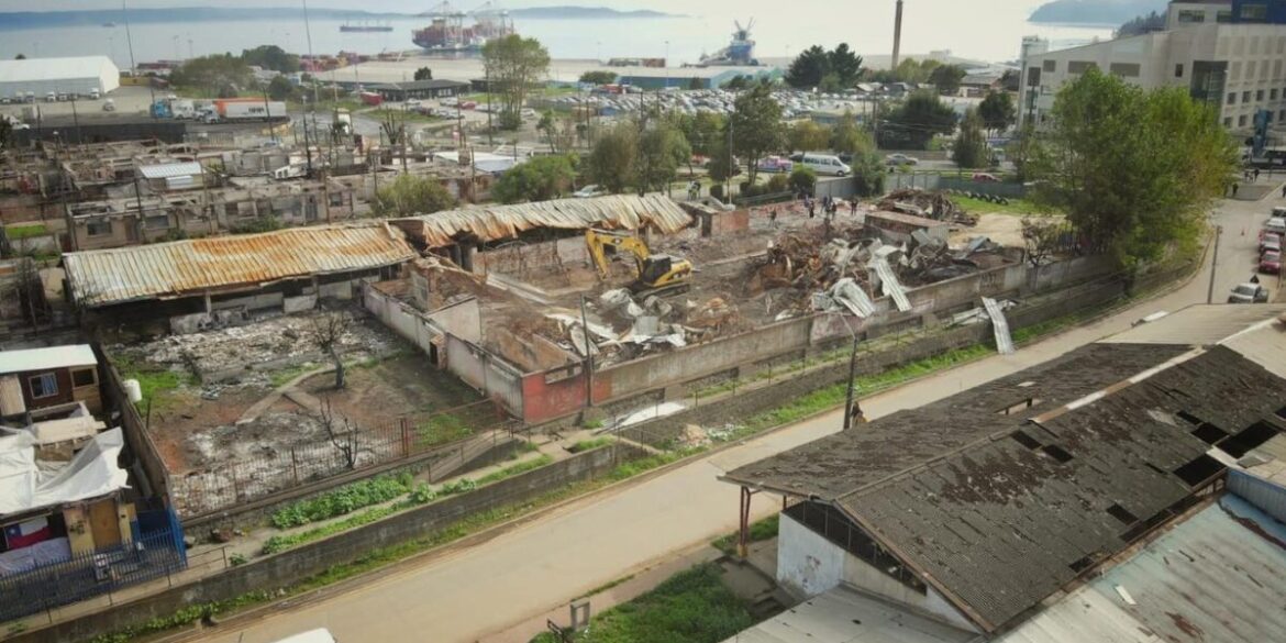 Demolición ruinas escuela Vipla Penco Lirquén