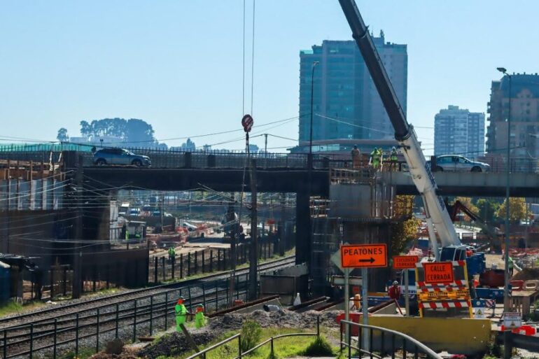 Instalación vigas Puente Esmeralda Concepción