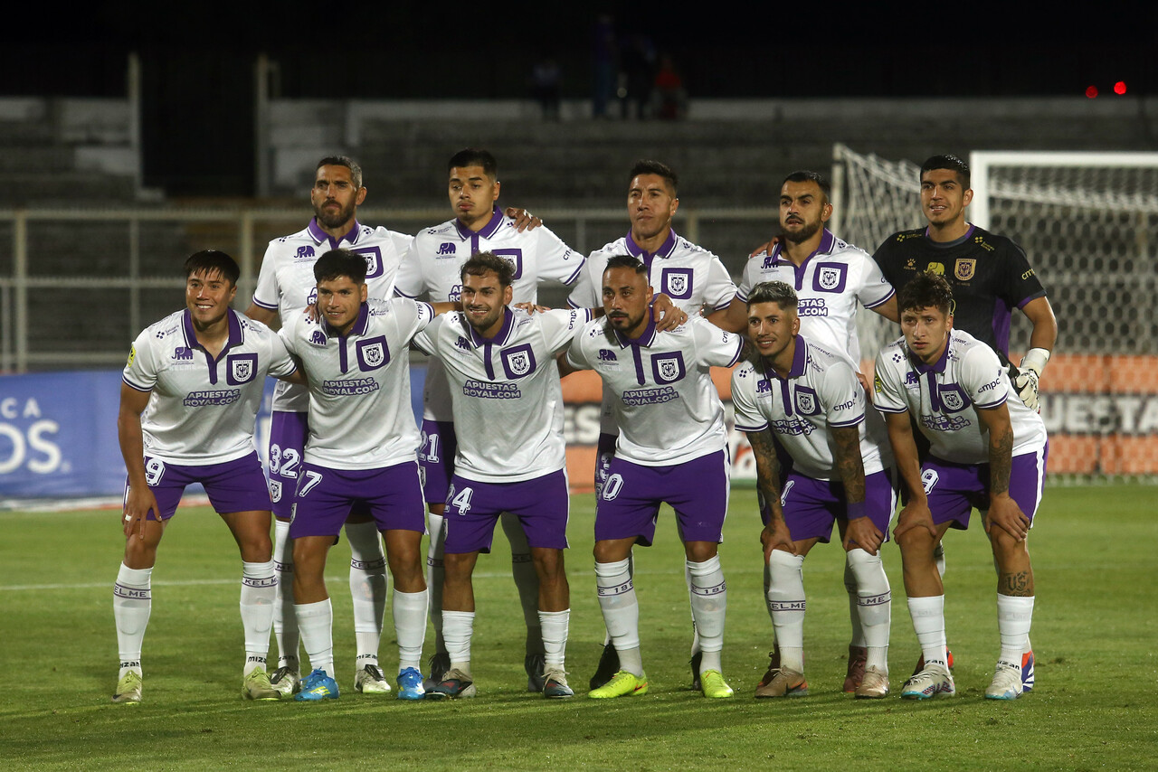 Walter Lemma dispuso de cinco jugadores distintos en comparación con el partido ante Deportes La Serena y ordenó particularmente la línea defensiva | Foto: Ernesto Guevara, Agencia UNO