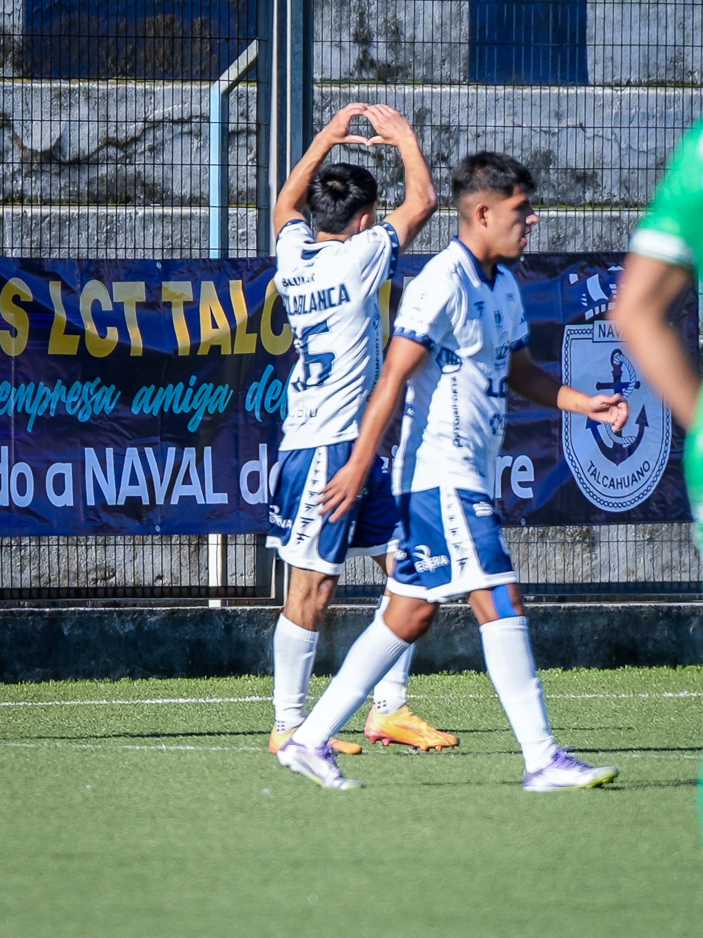 Juan Villablanca marcó el gol de la victoria ante Constitución Unido y celebró con los hinchas del 'Ancla' | Foto: Naval de Talcahuano a través de Facebook