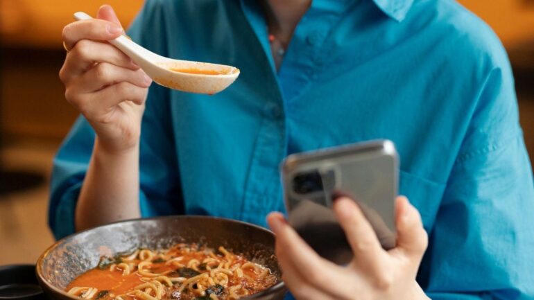 Comer con pantallas